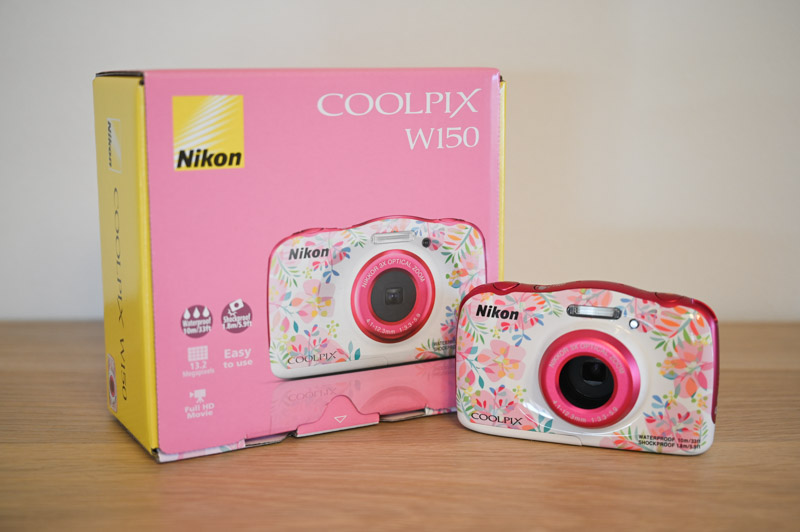 COOLPIX W150パッケージとカメラ